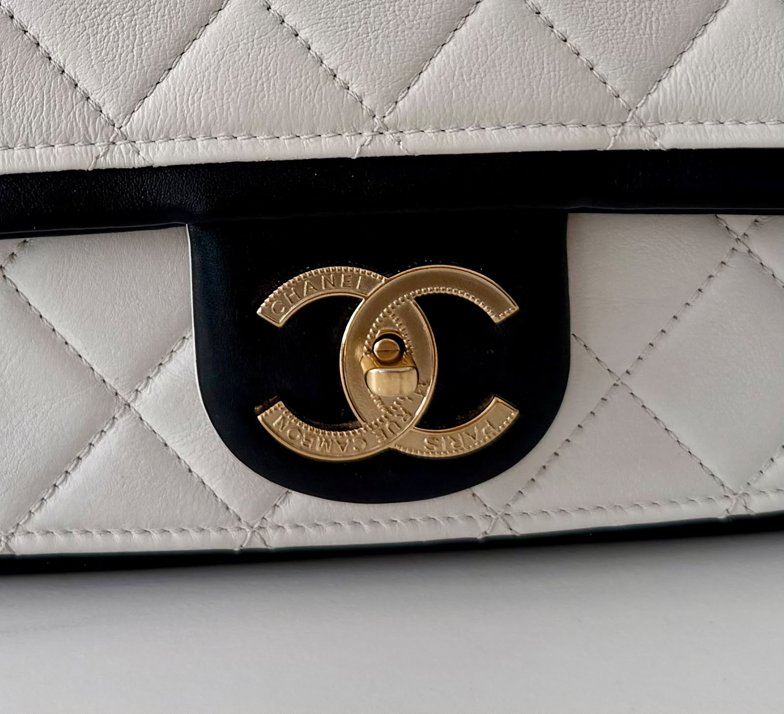 Chanel Graphic Flap Médium