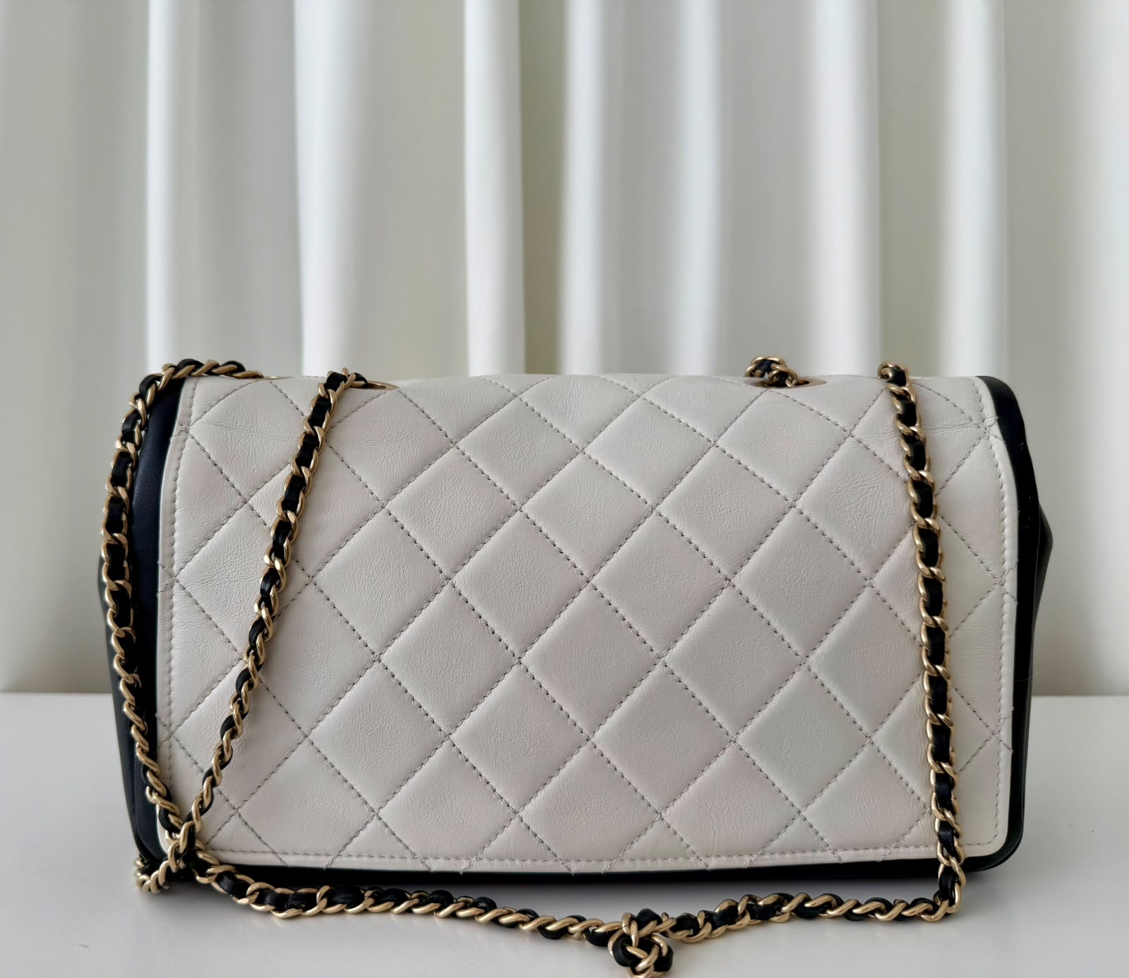 Chanel Graphic Flap Médium
